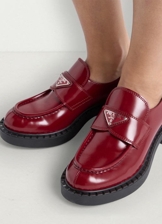 Prada Chocolate loafer van leer met logo  - detail 4 rood
