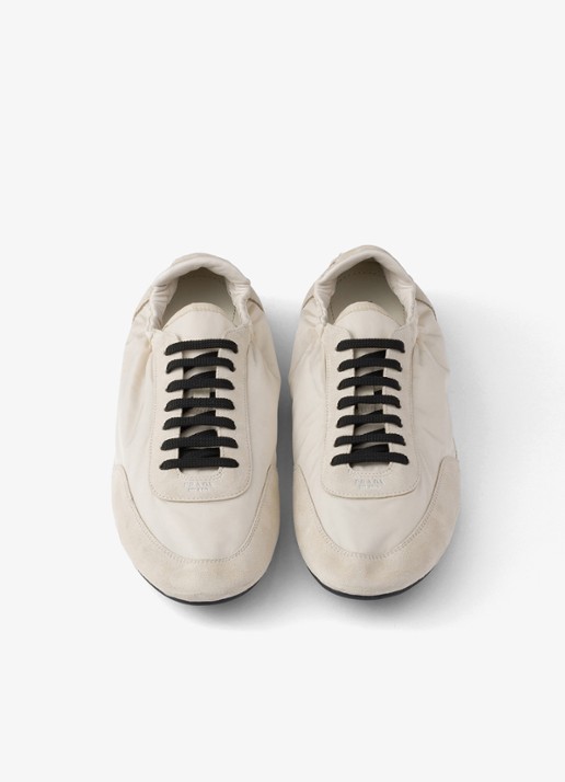 Prada Collapse Re-Nylon sneaker met suède details - detail beige