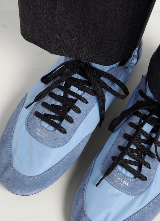 Prada Collapse Re-Nylon sneaker met suède details - detail 4 lichtblauw
