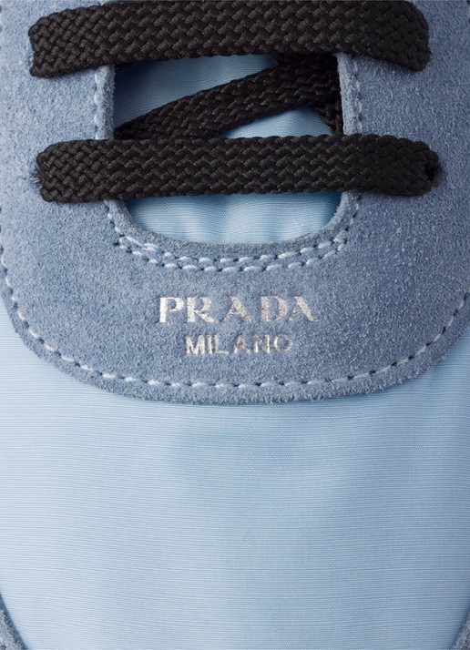 Prada Collapse Re-Nylon sneaker met suède details - detail 6 lichtblauw