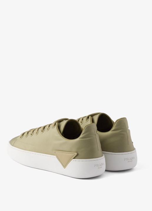 Prada Court Re-Nylon sneaker met logo - achterkant 6 groen