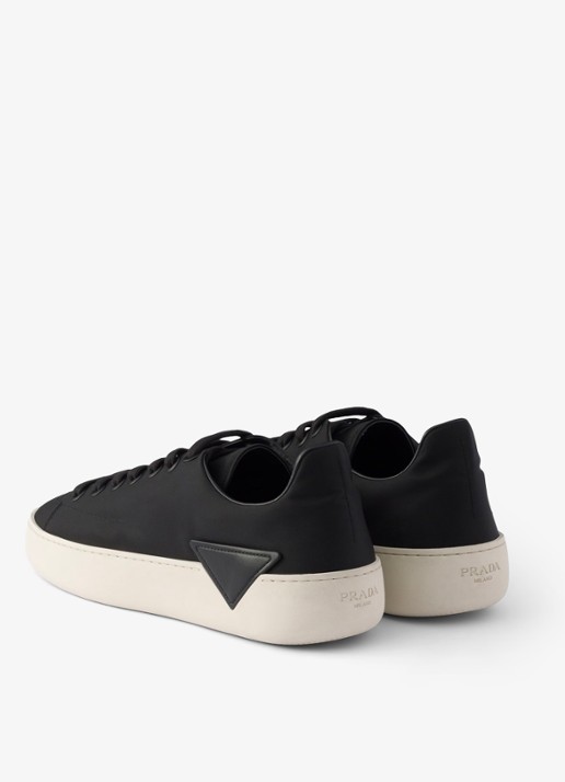 Prada Court Re-Nylon sneaker met logo - achterkant 4 zwart