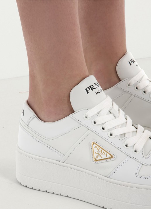 Prada Downtown Bold sneaker van leer met plateauzool - detail wit