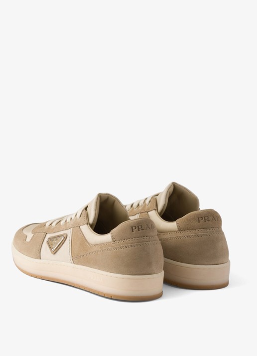 Prada Downtown Re-Nylon sneaker met suède details - achterkant beige