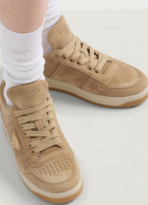 Prada Downtown sneaker van suède met logo - detail beige