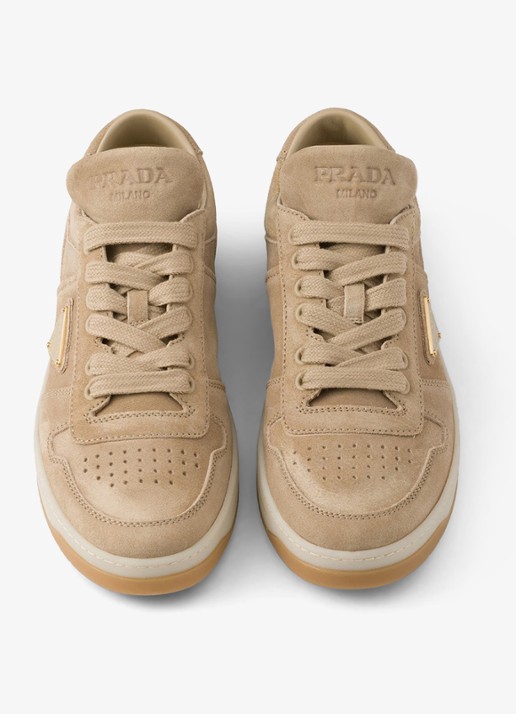 Prada Downtown sneaker van suède met logo - detail 3 beige