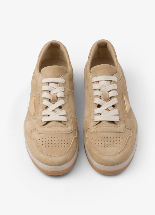 Prada Downtown sneaker van suède met logo - detail beige