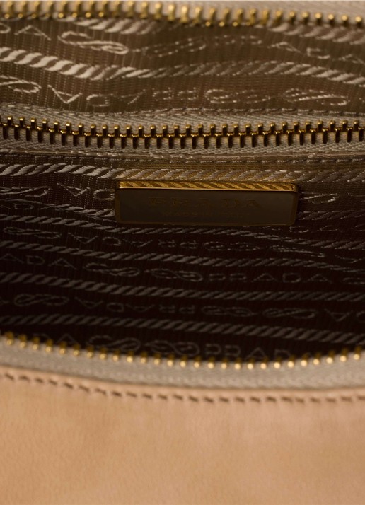 Prada Explore Large schoudertas van lamsleer - detail lichtbruin