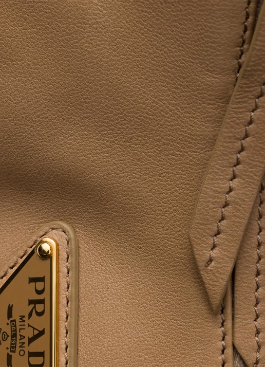 Prada Explore Large schoudertas van lamsleer - detail 3 lichtbruin