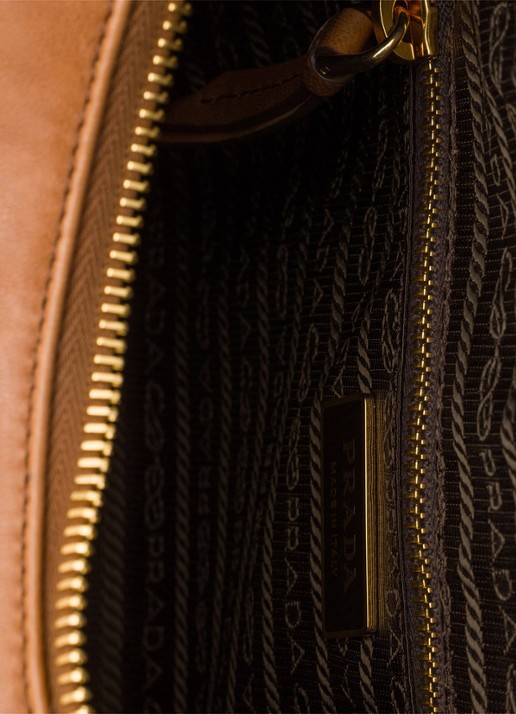 Prada Explore Large schoudertas van lamsleer - detail 4 bruin