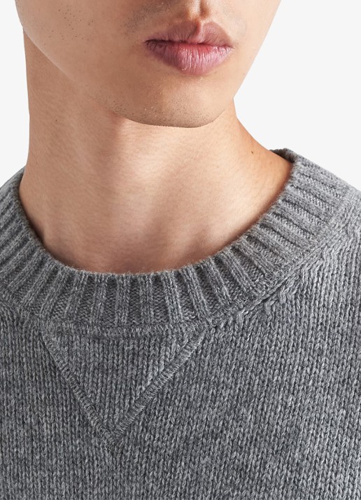 Prada Fijngebreide pullover in kasjmierblend met ingebreid logo - detail 5 grijsmele