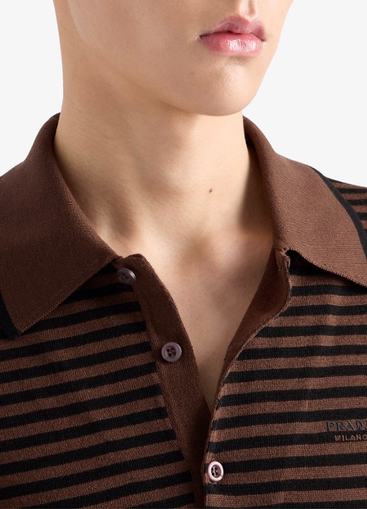 Prada Fijngebreide regular fit polo met streepprint en logoborduring - detail 3 donkerbruin
