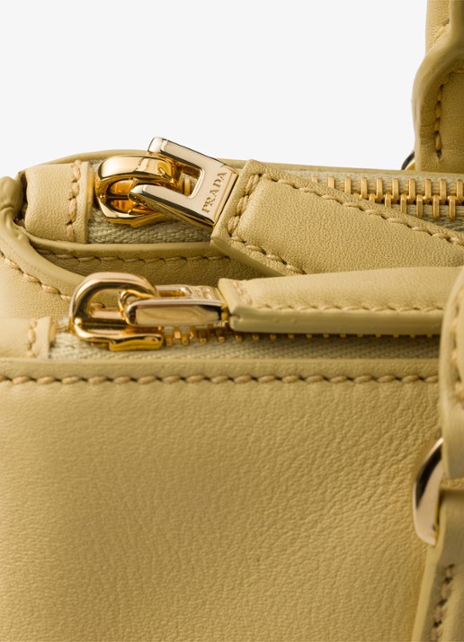 Prada Galleria Medium handtas van kalfsleer - detail vanillegeel