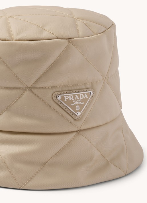Prada Gewatteerde bucket hoed met logo - detail gebroken wit