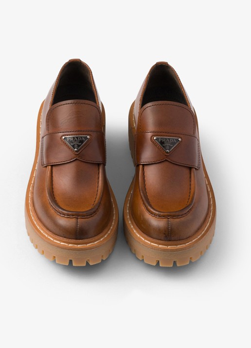 Prada Loafer van kalfsleer met logo - detail 4 bruin