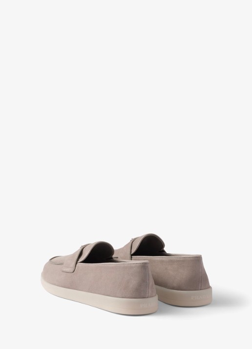Prada Loafer van kalfssuède - achterkant grijs