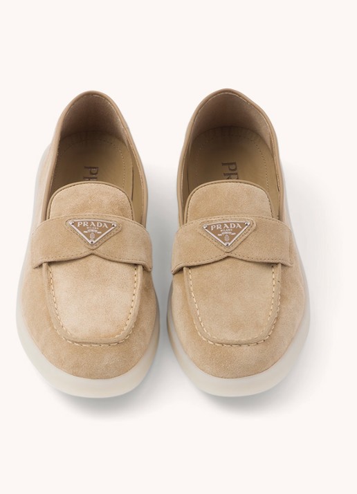 Prada Loafer van suède met logo - detail donkerbeige