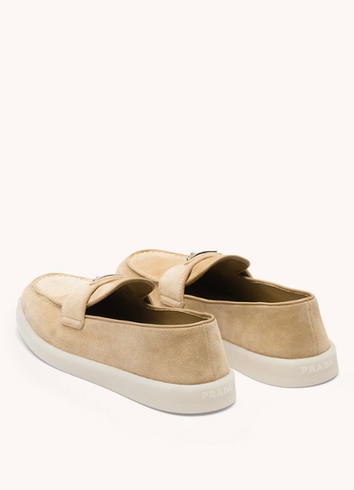 Prada Loafer van suède met logo - detail 2 donkerbeige