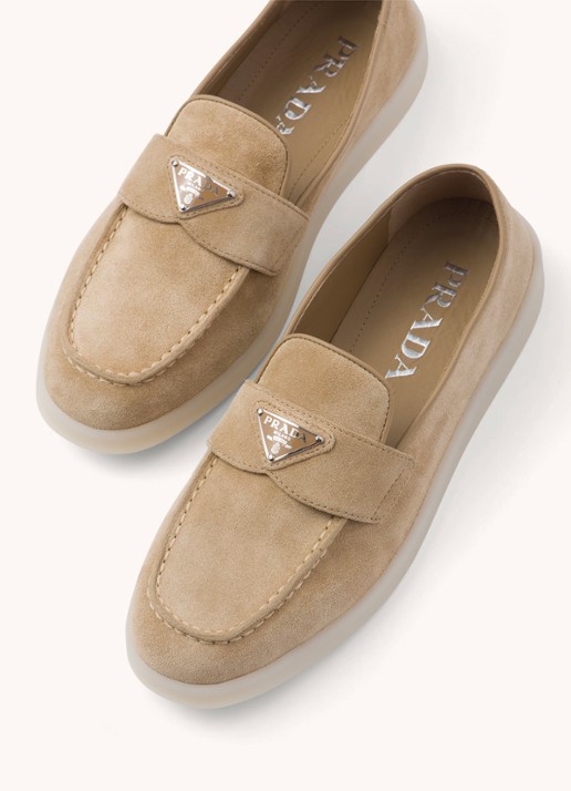 Prada Loafer van suède met logo - detail 3 donkerbeige