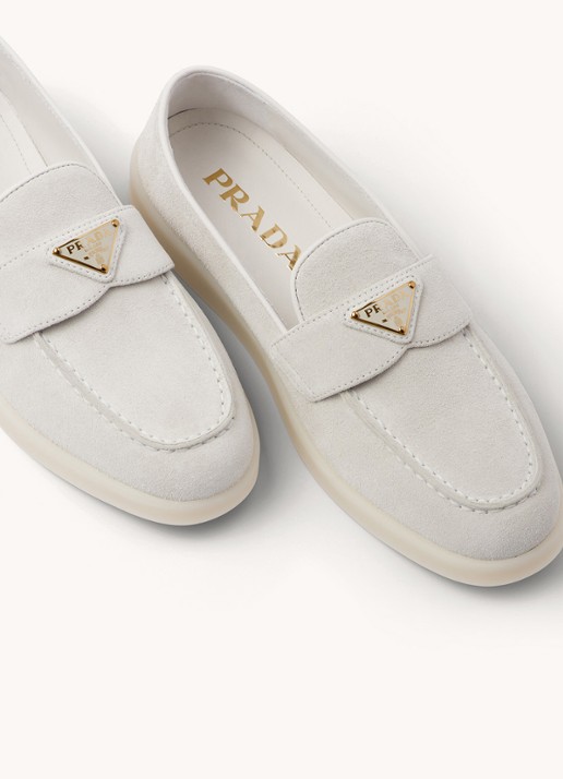 Prada Loafer van suède met logo - detail 5 lichtgrijs