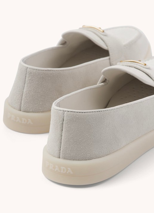 Prada Loafer van suède met logo - detail 7 lichtgrijs
