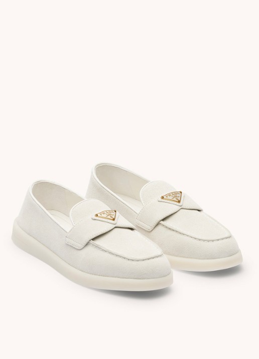 Prada Loafer van suède met logo - voorkant lichtgrijs