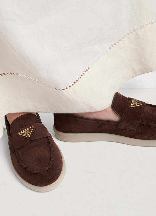 Prada Loafer van suède met logo - achterkant 7 donkerbruin