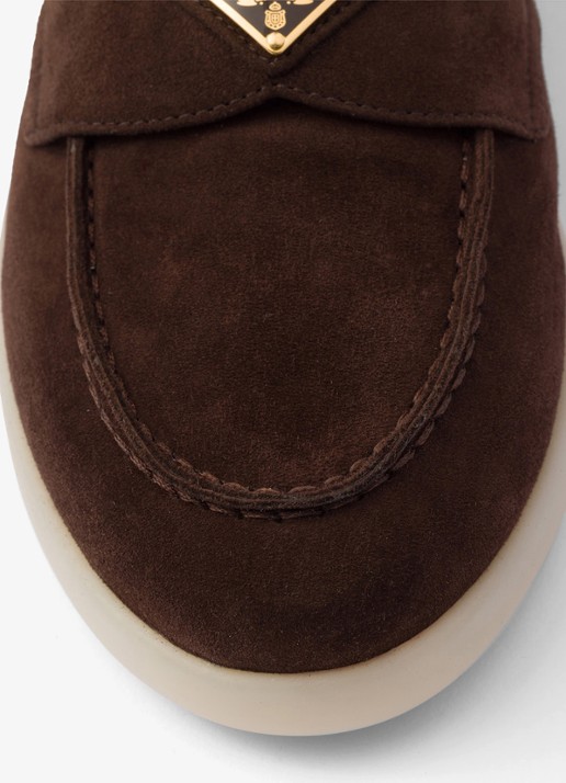 Prada Loafer van suède met logo - detail 6 donkerbruin