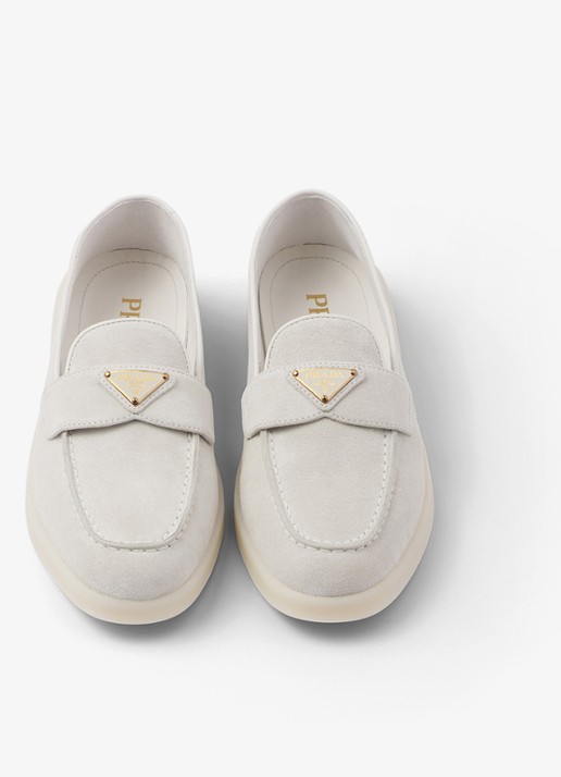 Prada Loafer van suède met logo - detail 4 ivoor