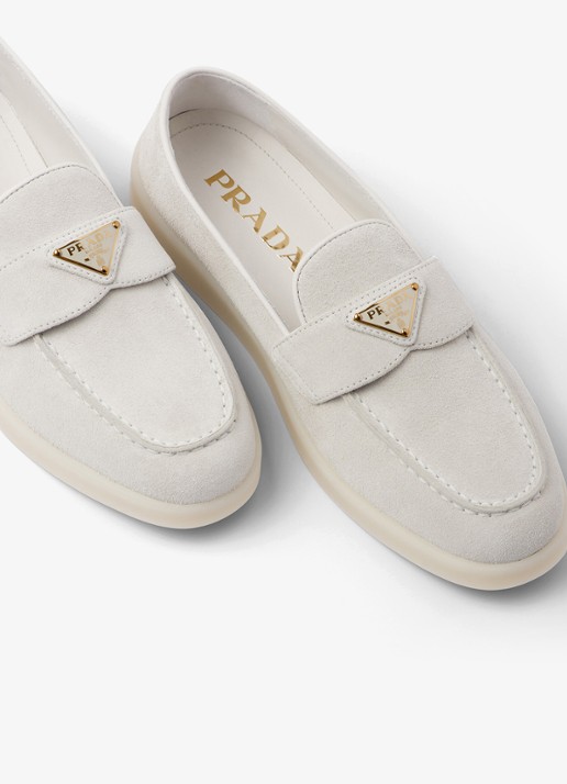 Prada Loafer van suède met logo - detail 5 ivoor