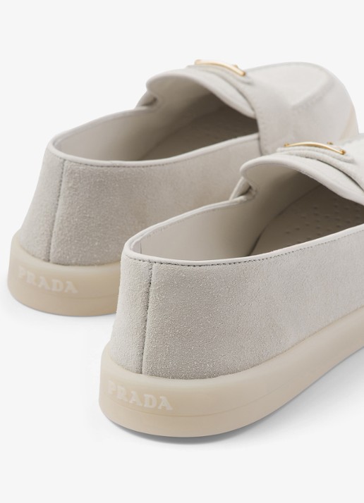 Prada Loafer van suède met logo - detail 6 ivoor