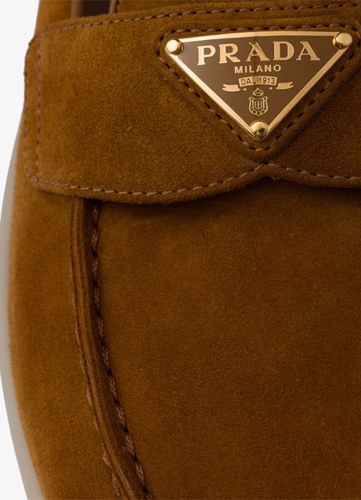 Prada Loafer van suède met logo - detail 5 camel