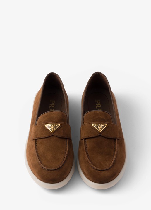 Prada Loafer van suède met logo - detail bruin