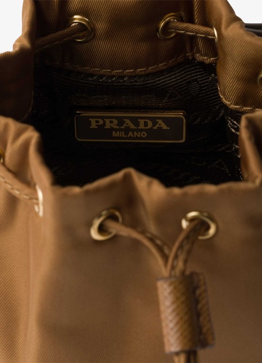 Prada Mini Icon Re-Nylon sleutelhanger met leren details - detail 2 camel
