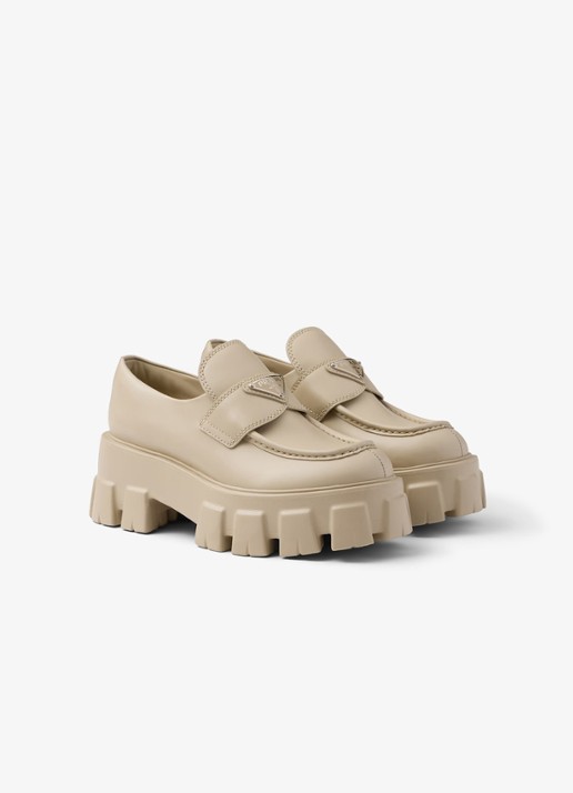 Prada Monolith loafer van leer met plateauzool - voorkant beige