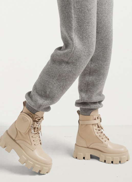 Prada Monolith Re-Nylon biker boot van leer - detail 4 donkerbeige