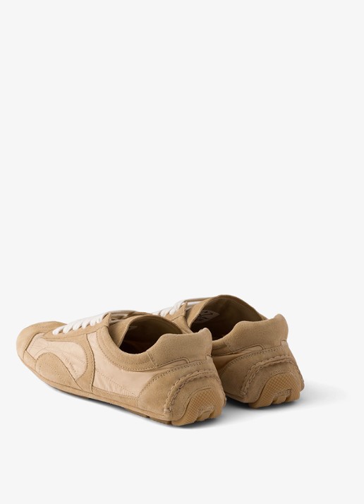 Prada Montecarlo Re-Edition 2005 Re-Nylon sneaker met kalfssuède details - achterkant beige
