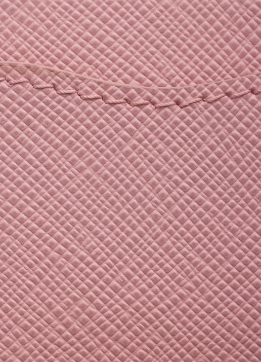 Prada Pasjeshouder van kalfsleer - detail roze
