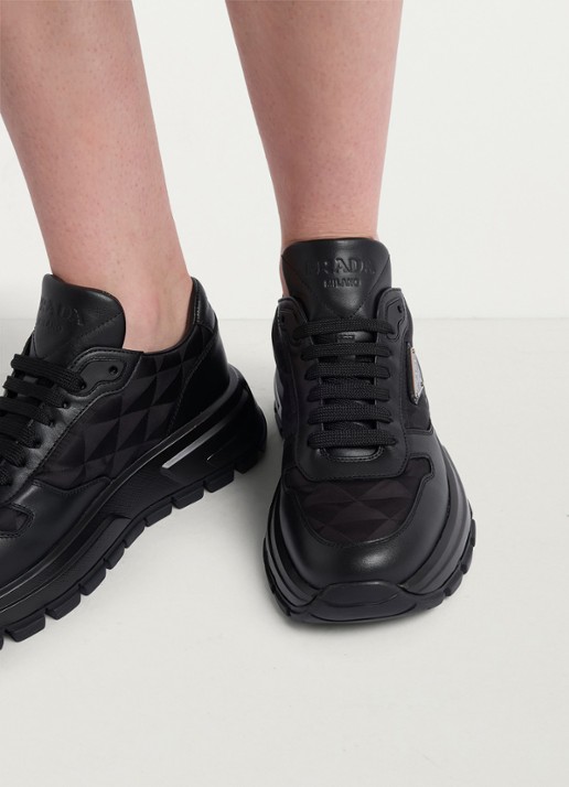 Prada Prax 01 Re-Nylon sneaker met leren details - achterkant 6 zwart