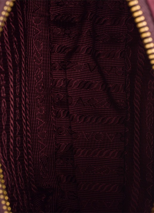 Prada Re-Edition 2005 Re-Nylon Mini handtas met leren details - detail bordeauxrood