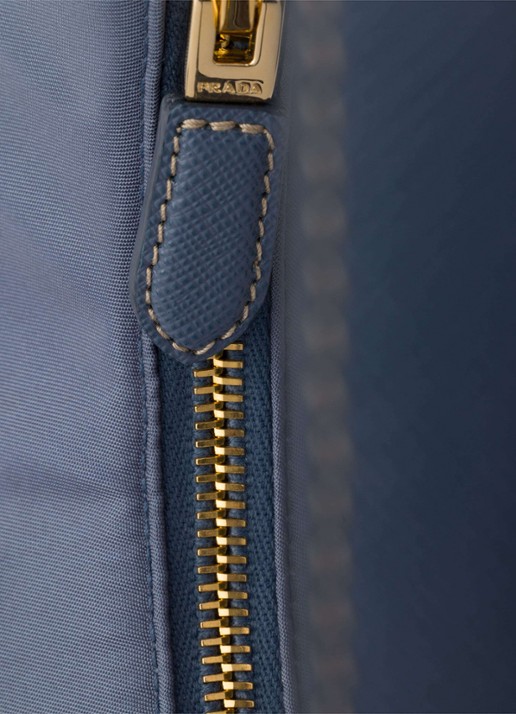 Prada Re-Edition 2005 Re-Nylon Mini schoudertas met leren details - detail 3 staalblauw