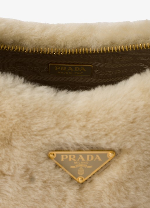 Prada Re-Edition Mini schoudertas van lamsvacht - detail 6 beige