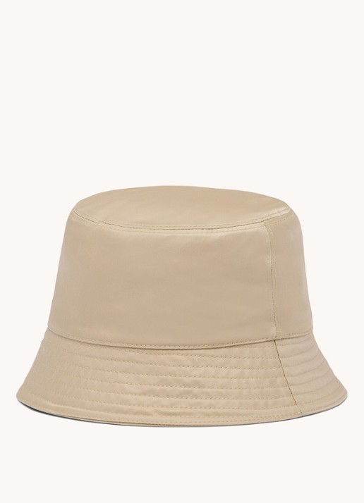 Prada Re-Nylon bucket hoed met logo - achterkant beige