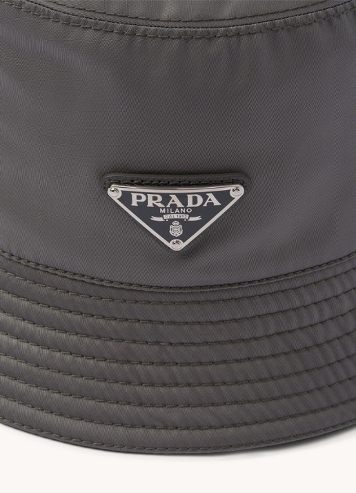 Prada Re-Nylon bucket hoed met logo - detail grijs