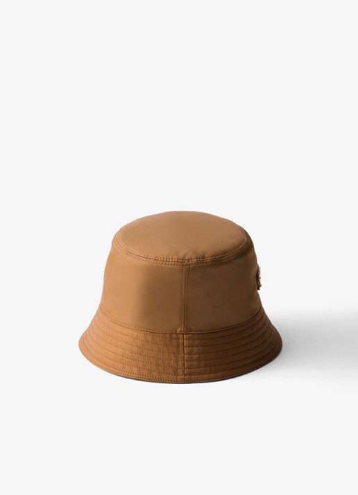 Prada Re-Nylon bucket hoed met logo - achterkant camel
