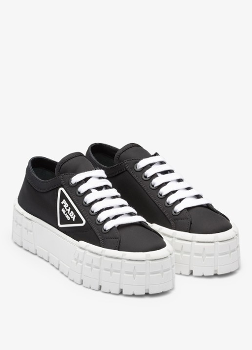 Prada Re-Nylon Double Wheel sneaker met logo en plateauzool - voorkant zwart