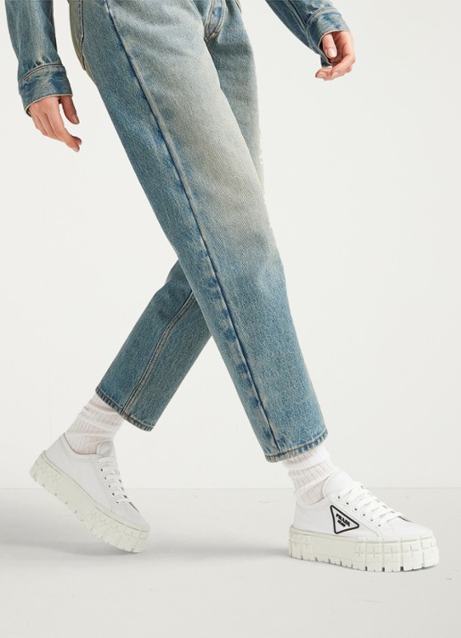 Prada Re-Nylon Double Wheel sneaker met logo en plateauzool - achterkant wit