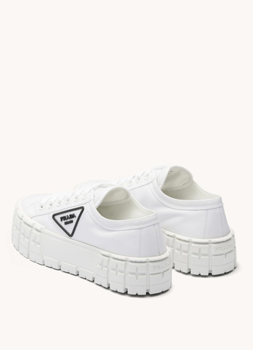 Prada Re-Nylon Double Wheel sneaker met logo en plateauzool - detail 5 wit