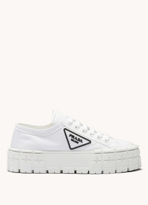 Prada Re-Nylon Double Wheel sneaker met logo en plateauzool - voorkant 3 wit