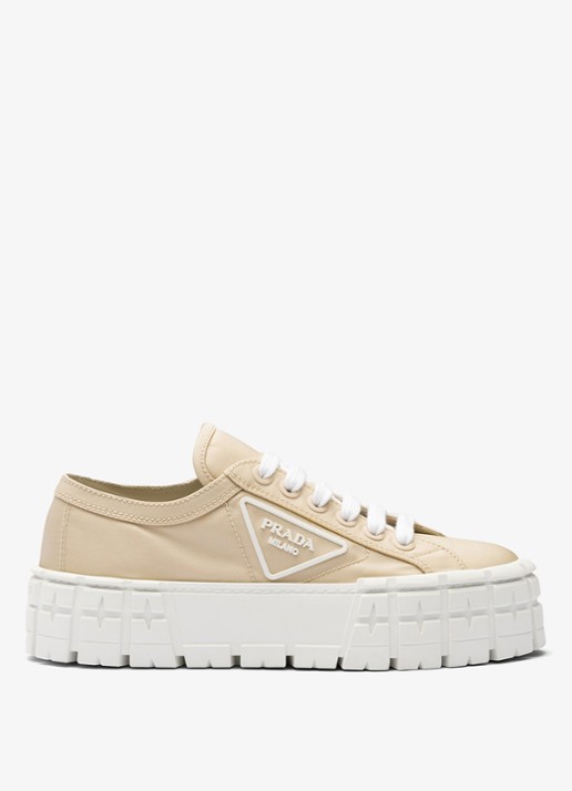 Prada Re-Nylon Double Wheel sneaker met logo en plateauzool - voorkant 9 donkerbeige